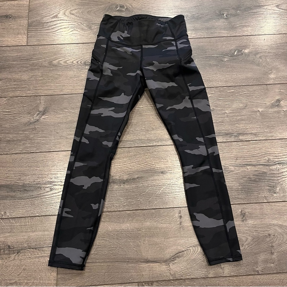 Athleta Camo Contender 7/8 Tights sz XS